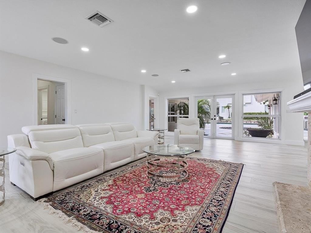 411 Se 26th Ave - Photo 6 of 44