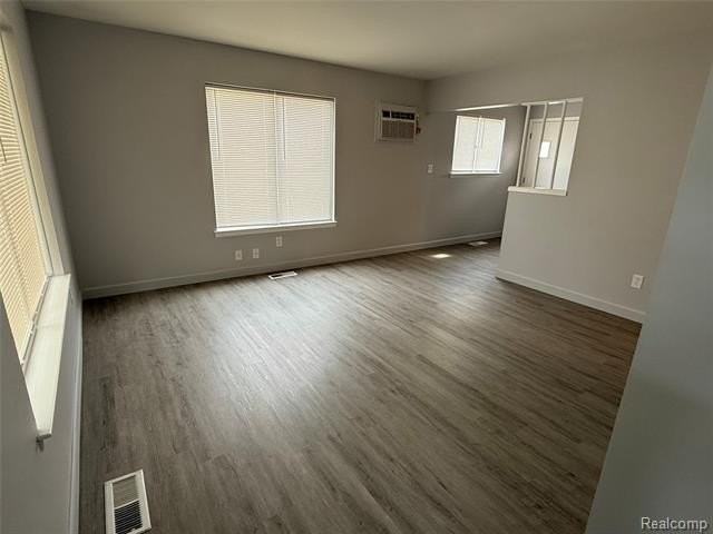 1523 Euclid St - Photo 3 of 14