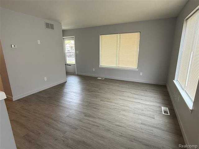 1523 Euclid St - Photo 6 of 14