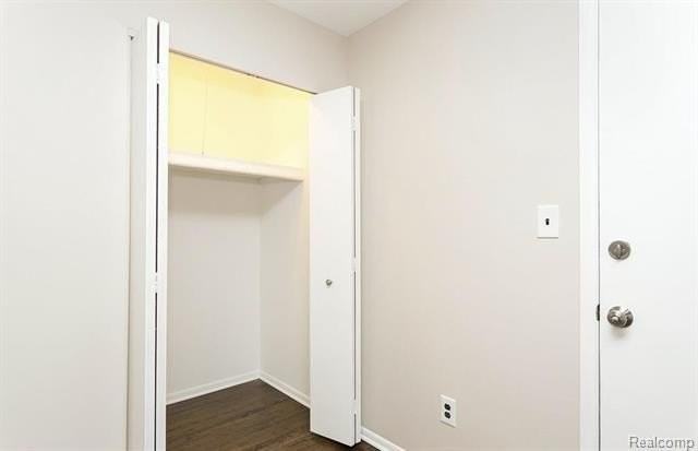 3314 Greenfield Rd #9 - Photo 4 of 11