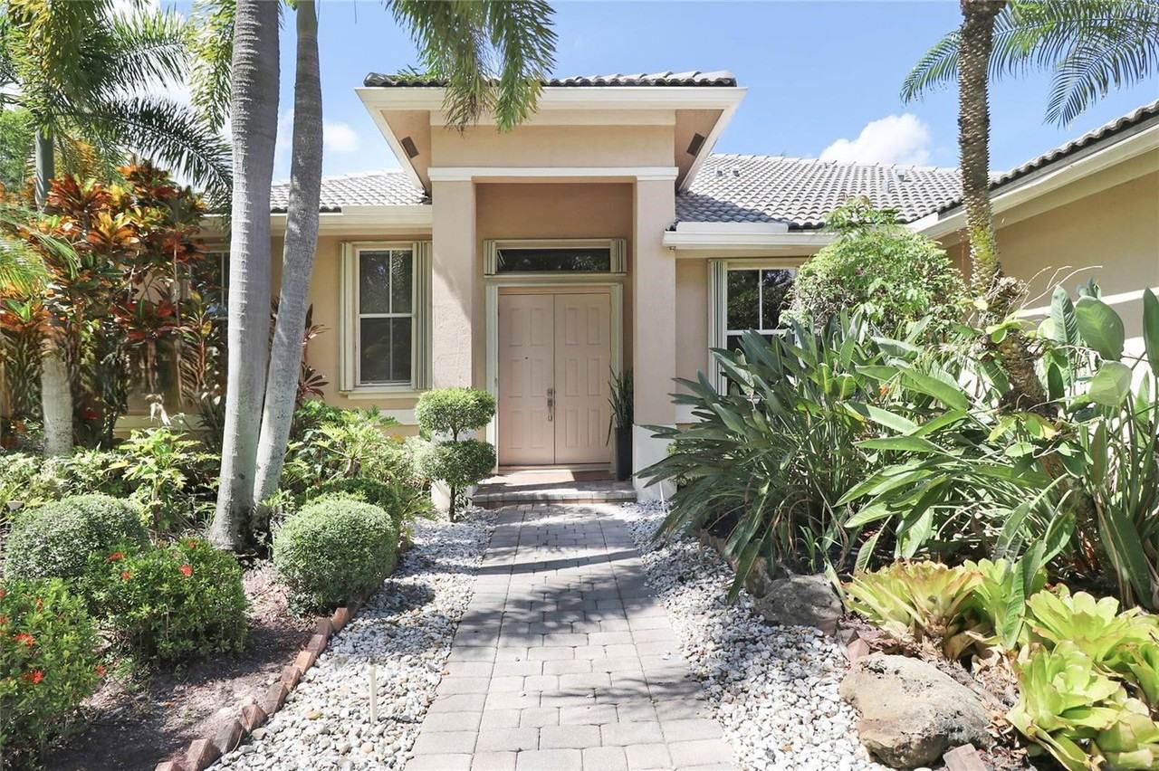 1600 Blue Jay Cir - Photo 2 of 8