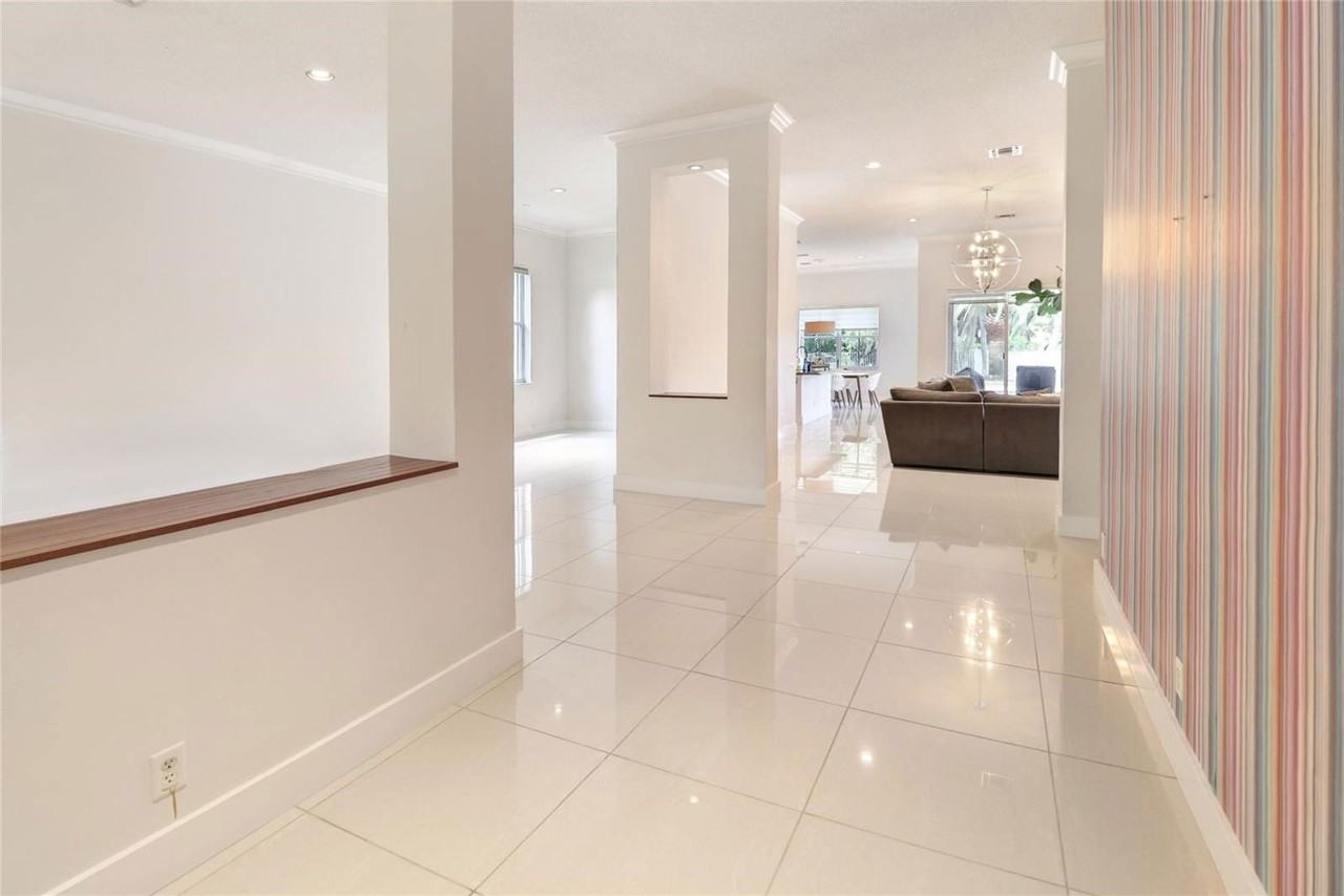 1600 Blue Jay Cir - Photo 3 of 8