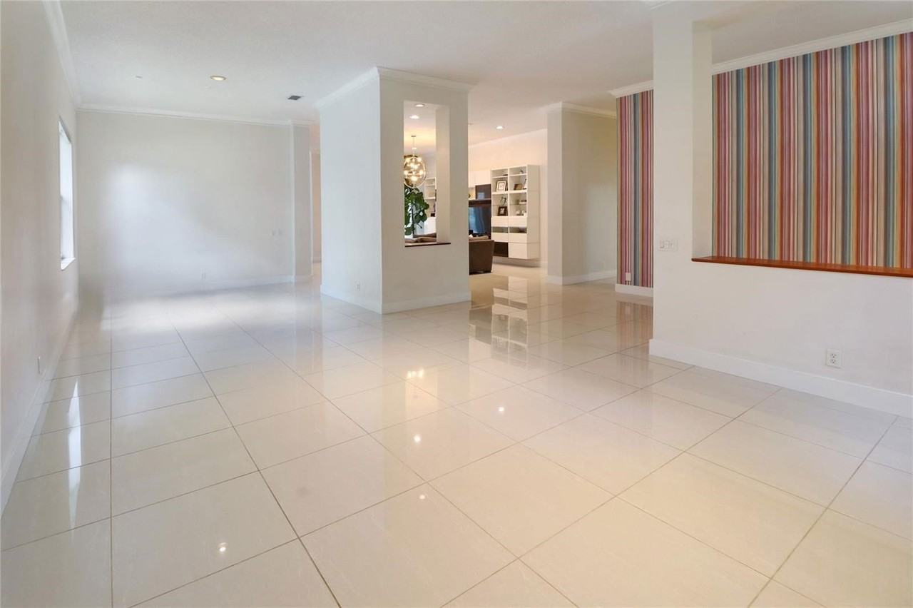 1600 Blue Jay Cir - Photo 4 of 8