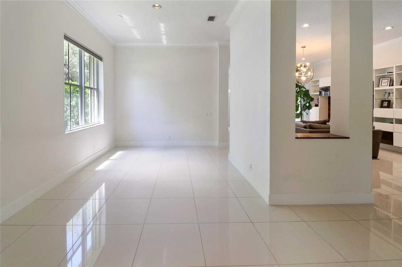 1600 Blue Jay Cir - Photo 5 of 8