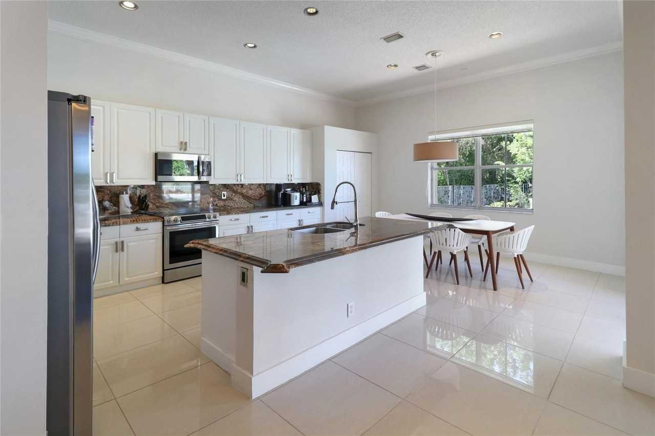 1600 Blue Jay Cir - Photo 7 of 8