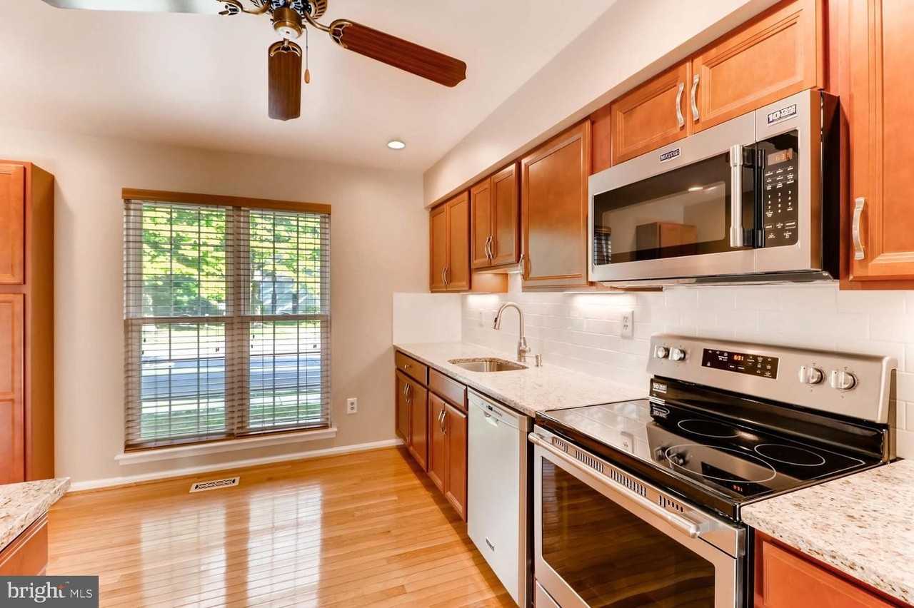 8552 London Bridge Way - Photo 3 of 25