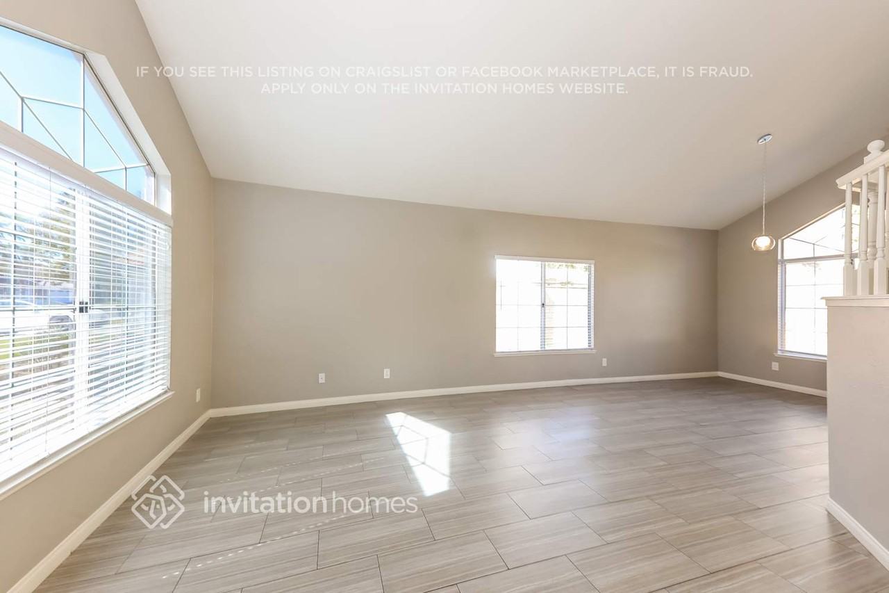 545 Athens St - Photo 4 of 18