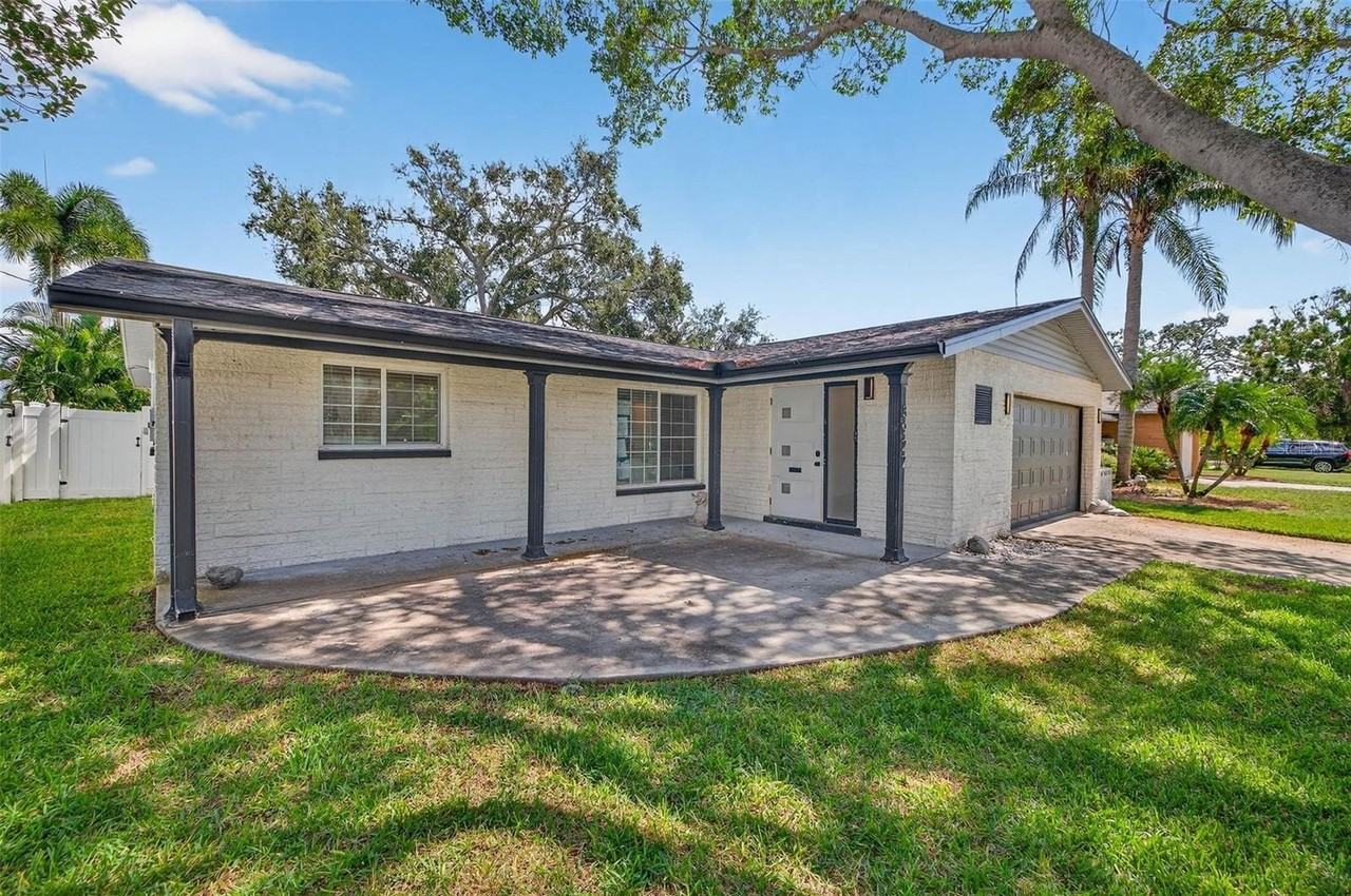 3927 Helena St Ne - Photo 3 of 40