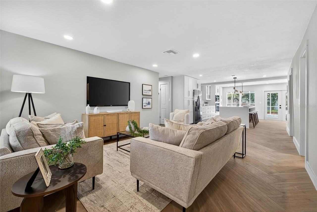 3927 Helena St Ne - Photo 5 of 40