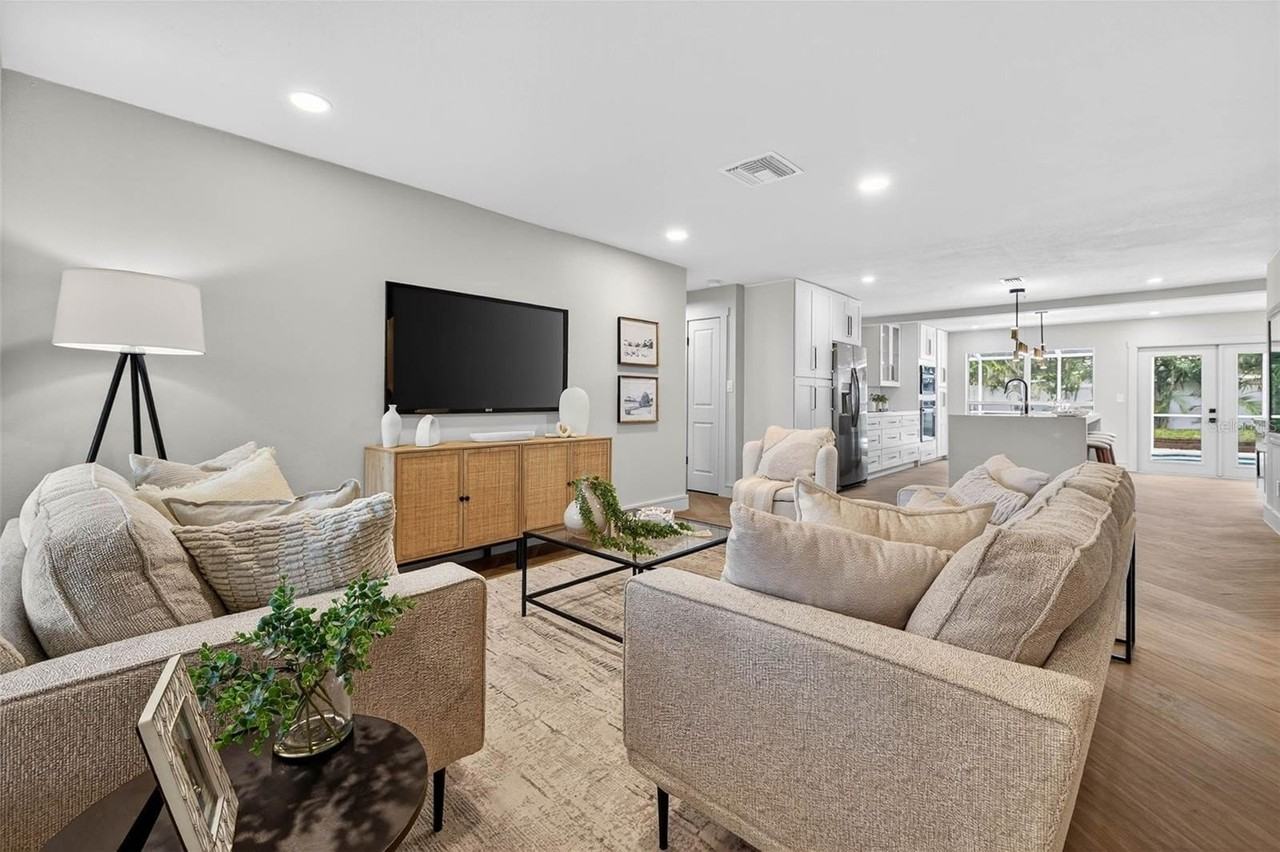 3927 Helena St Ne - Photo 6 of 40