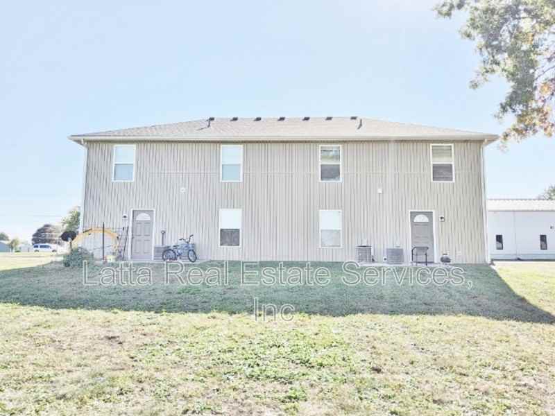 305 W Otway St - Photo 2 of 8