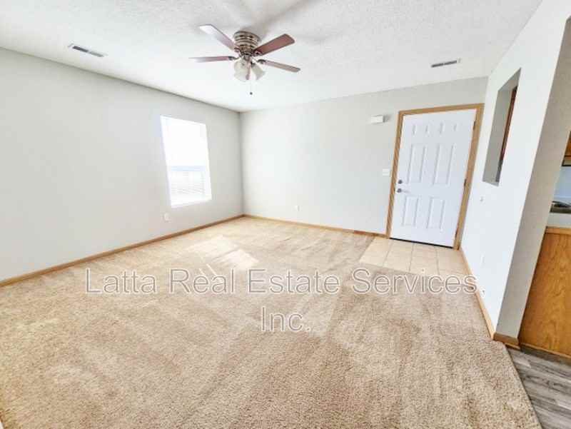 305 W Otway St - Photo 3 of 8