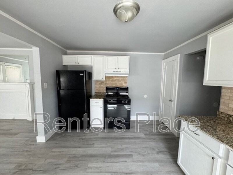 203 S Jamestown Ave - Photo 2 of 9