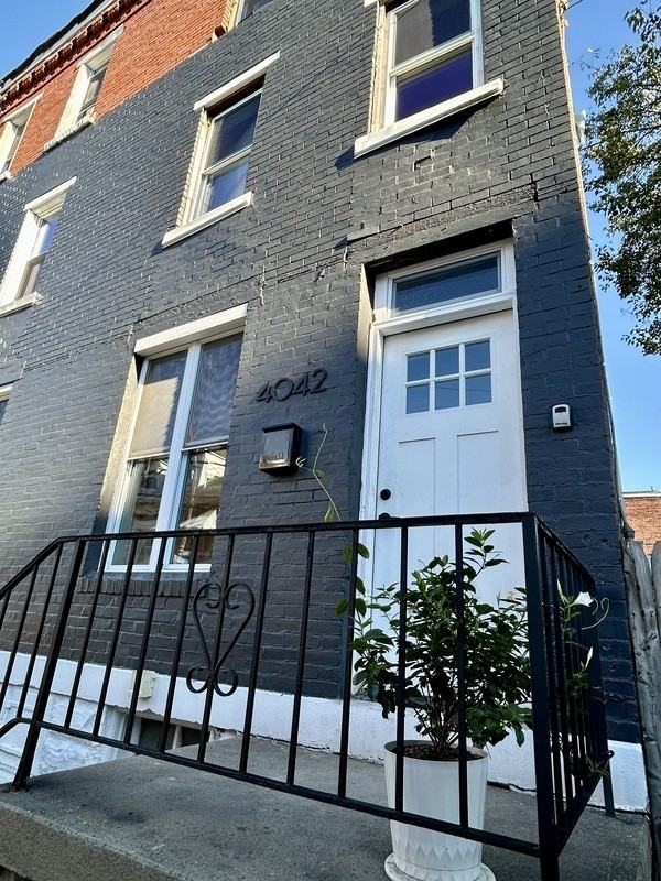 4042 Geneva St - Photo 2 of 35