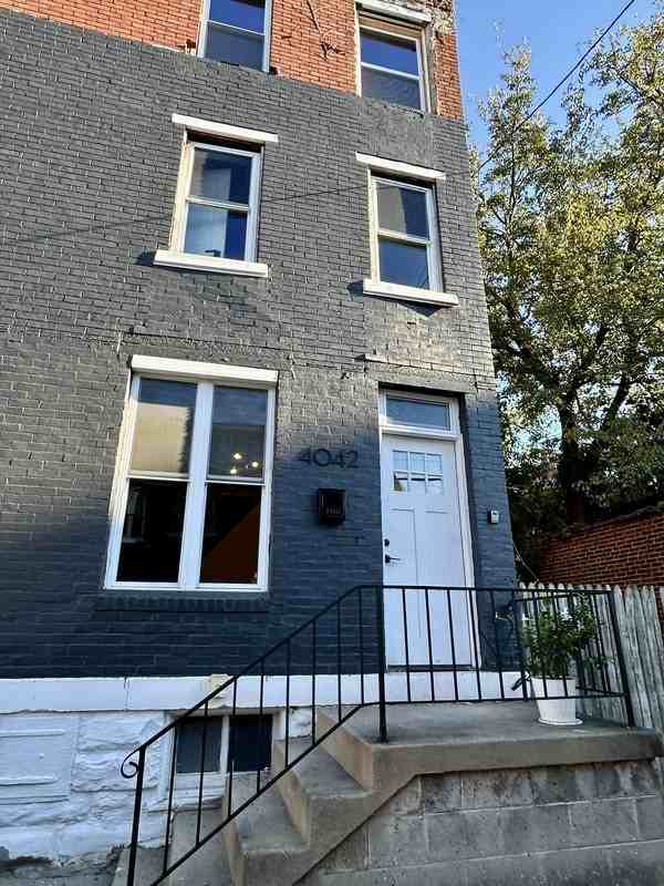 4042 Geneva St - Photo 3 of 35
