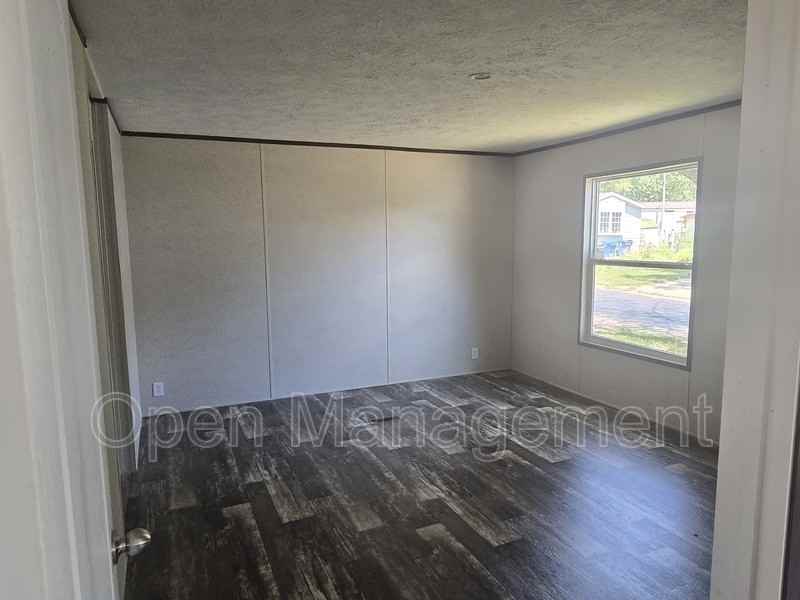 16 English Village Park - Photo 5 of 10