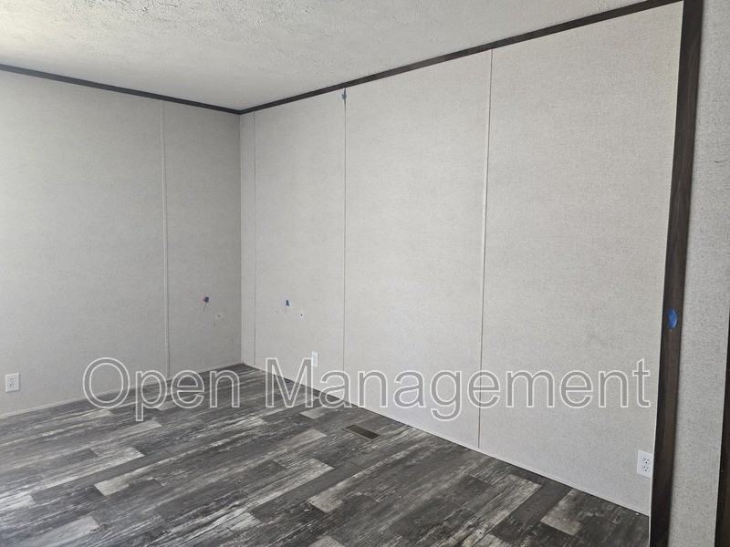 16 English Village Park - Photo 6 of 10