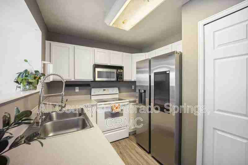 3652 Pacific Dr - Photo 2 of 15