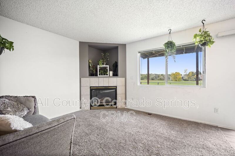 3652 Pacific Dr - Photo 3 of 15