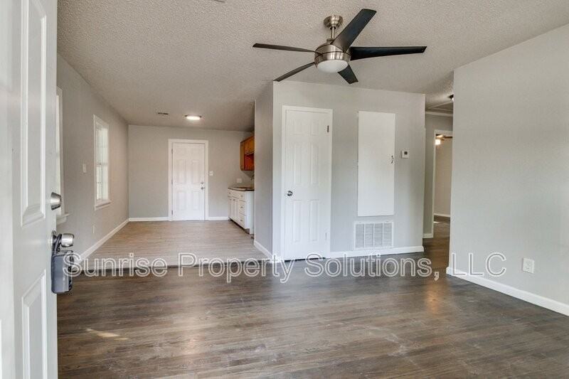 3933 Sw 24th St - Photo 3 of 10