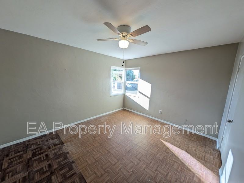 542 Alvarado Dr Se - Photo 4 of 17