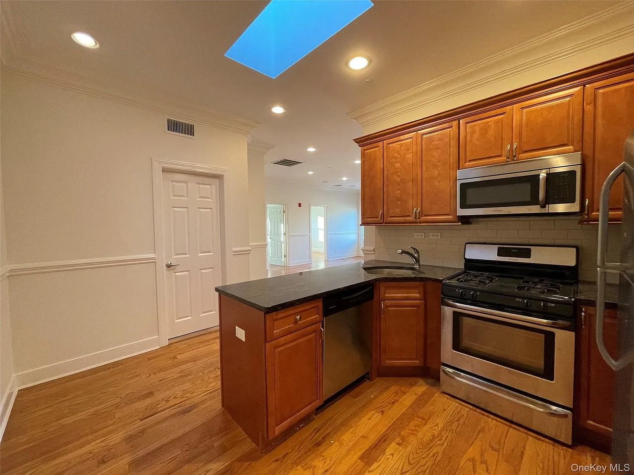 17 Green St - Photo 3 of 6