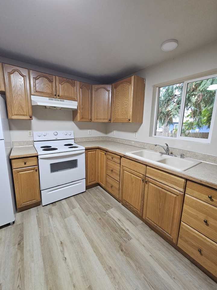 571 East Wood Lane - Photo 5 of 11