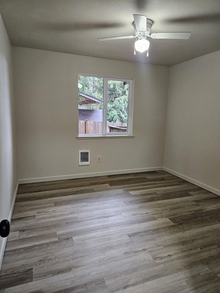 571 East Wood Lane - Photo 7 of 11