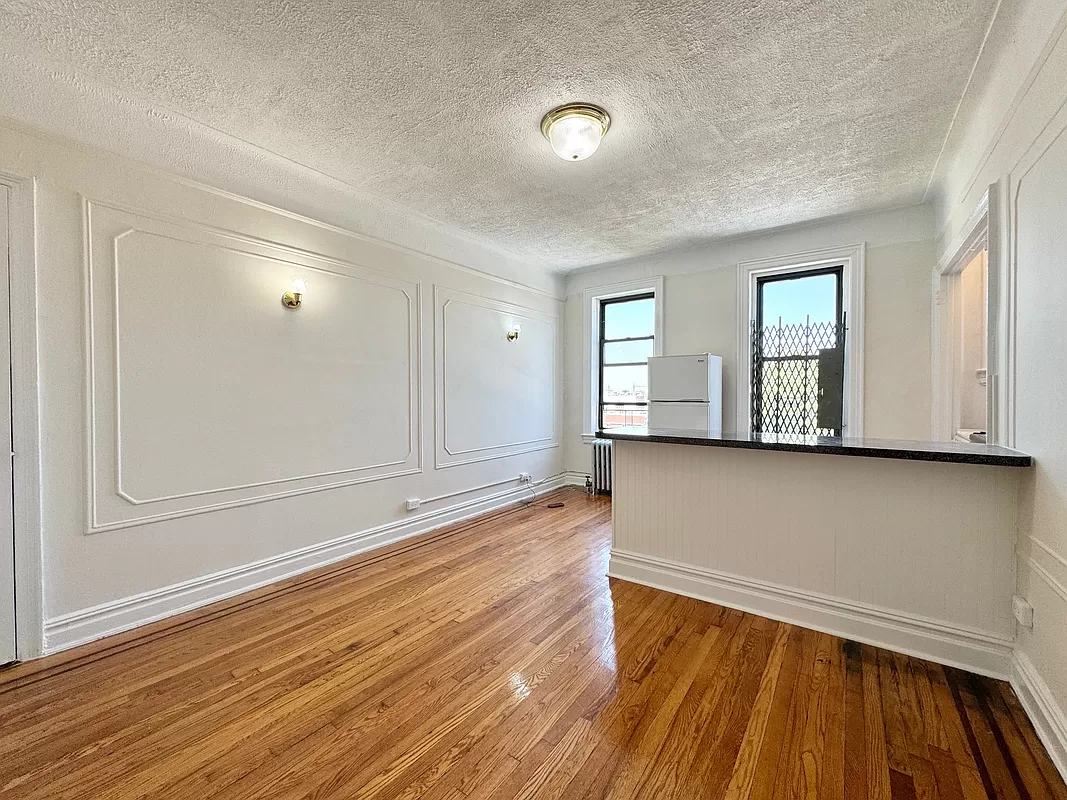 2520 42nd St #2A - Photo 2 of 12