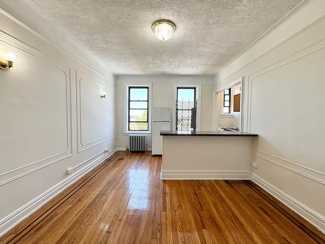 2520 42nd St #2A - Photo 3 of 12