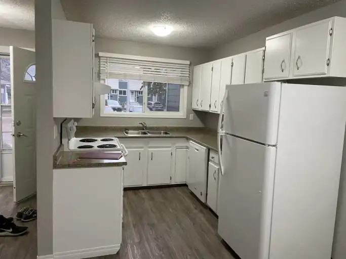 17053 100 St Nw - Photo 2 of 24