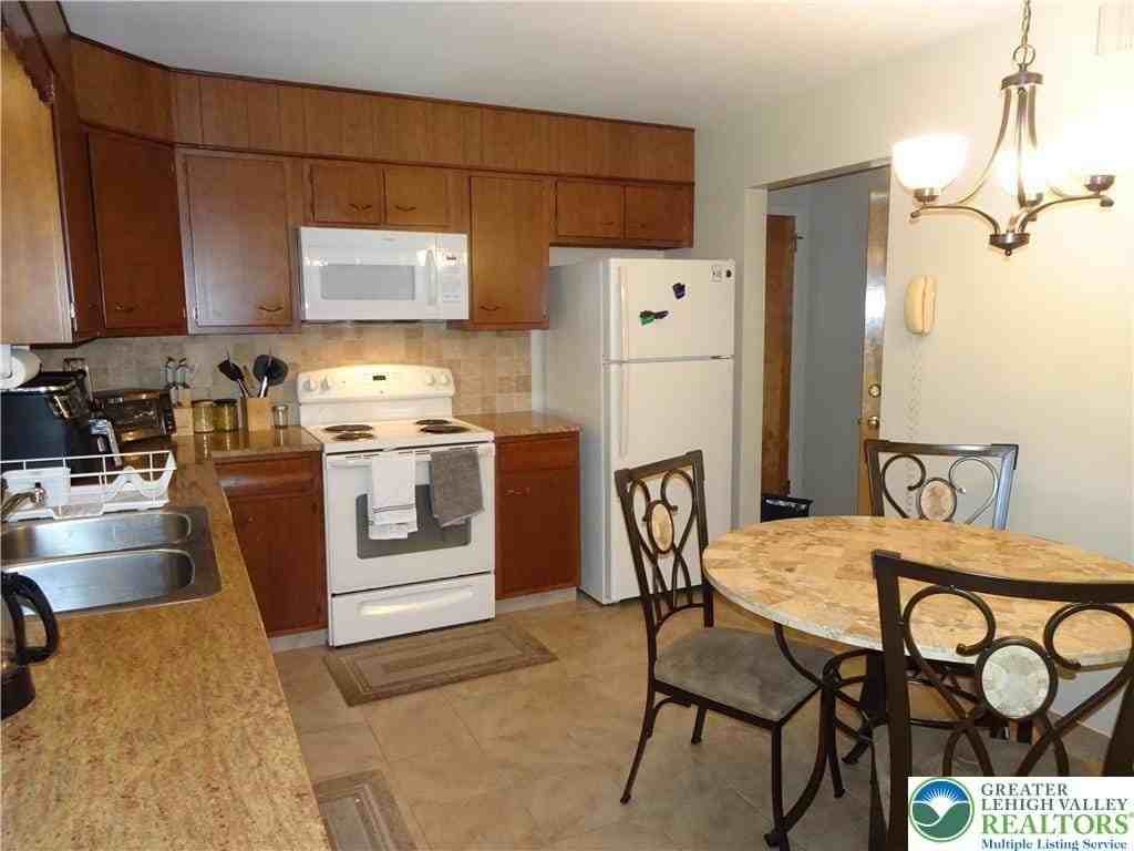 1515 Kenwood Dr - Photo 5 of 22