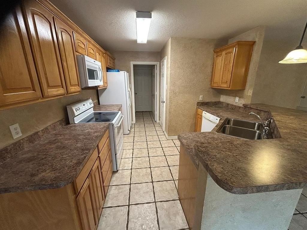 616 N Avenue C - Photo 4 of 13