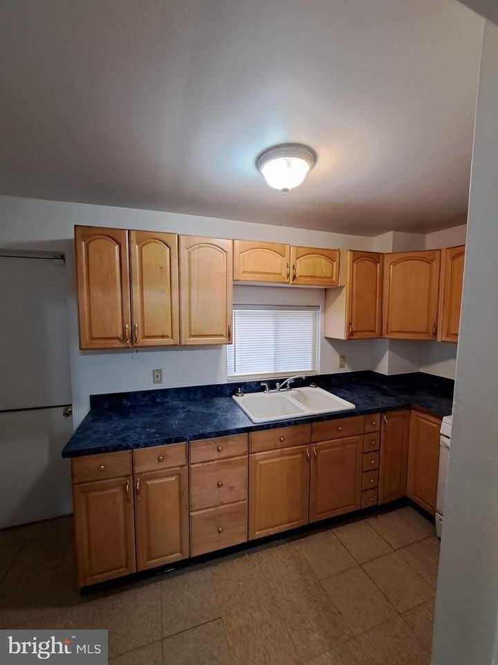 528 Hart Ln - Photo 4 of 16