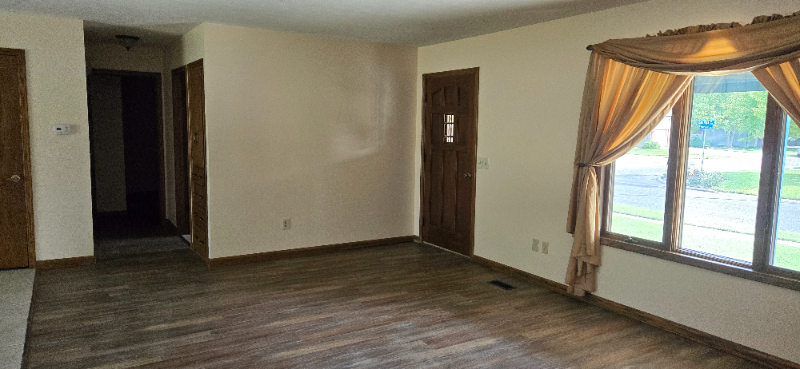 409 Oak Park Dr - Photo 4 of 10