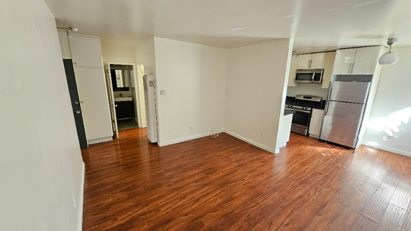 933 Gramercy Drive #4 - Photo 3 of 10