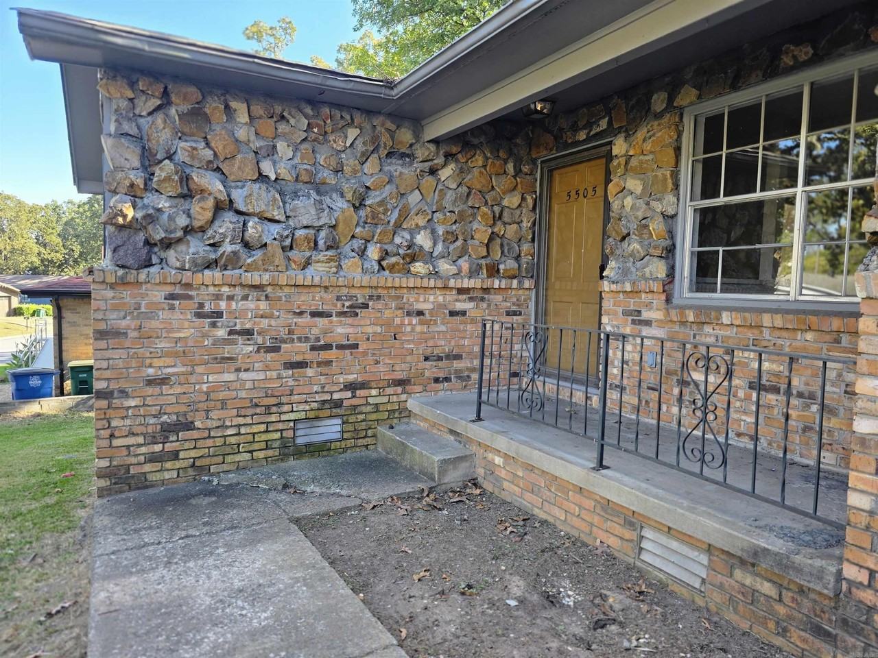 5505 Crescent Dr - Photo 3 of 31