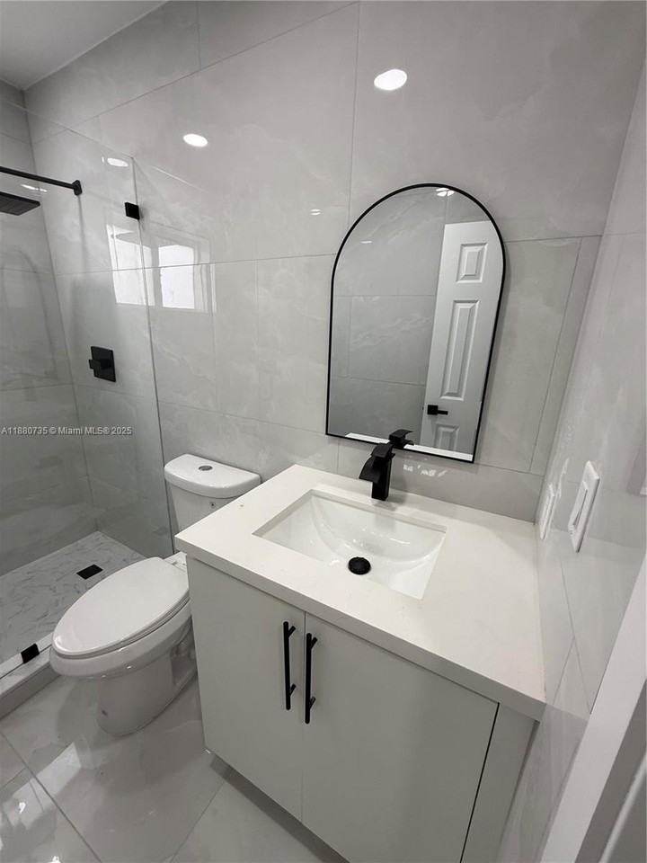 841 W 50th St #2 - Photo 5 of 12