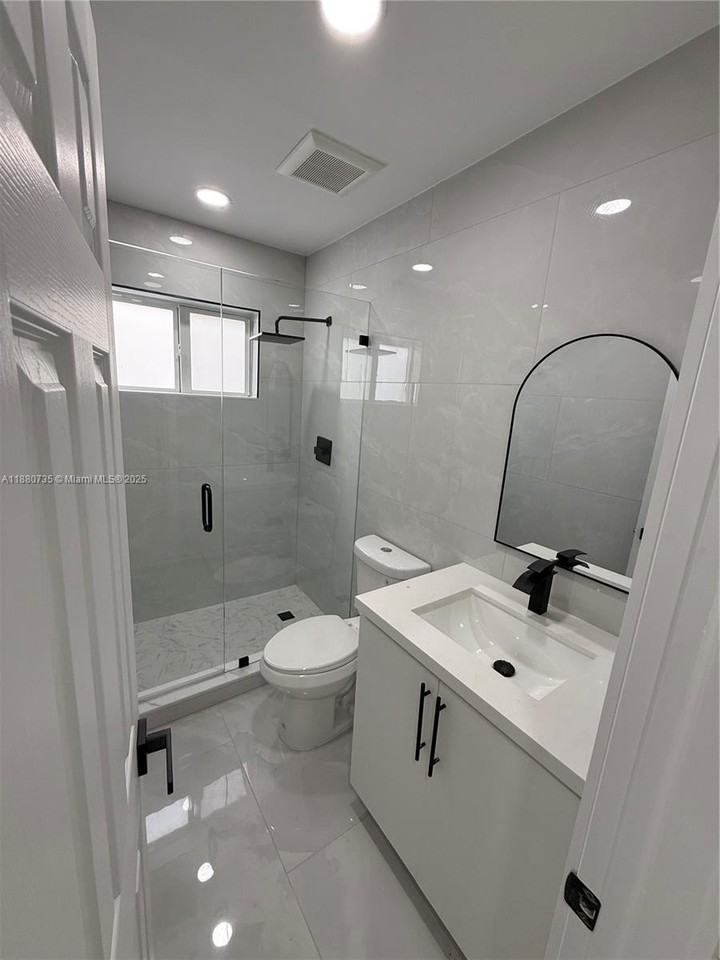 841 W 50th St #2 - Photo 7 of 12