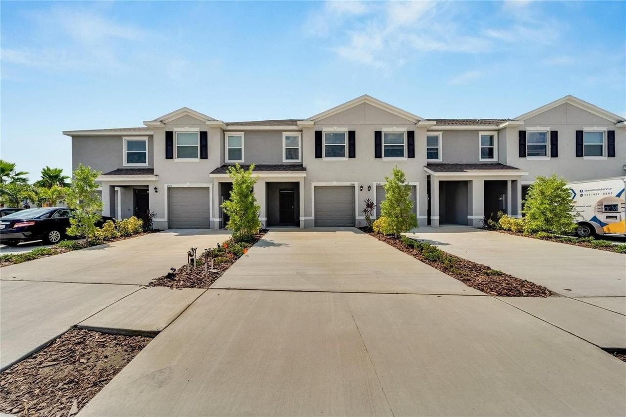 17641 Crescent Moon Loop