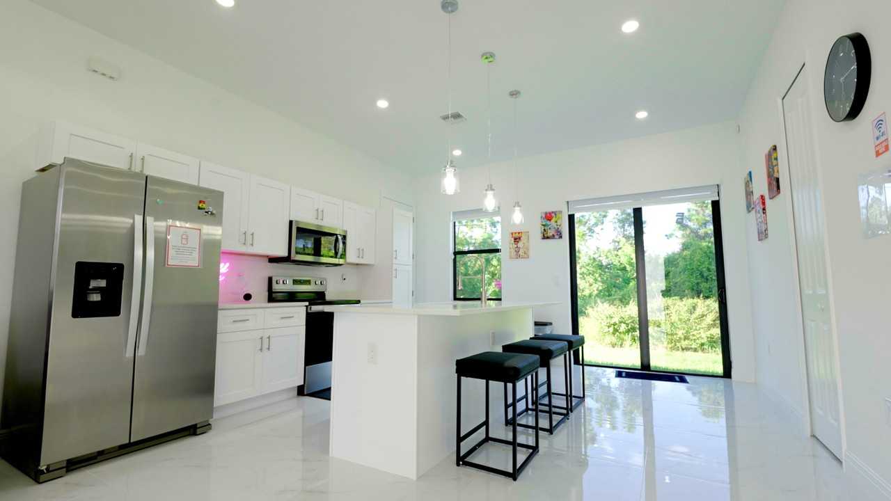 W 9th St - Photo 3 of 7