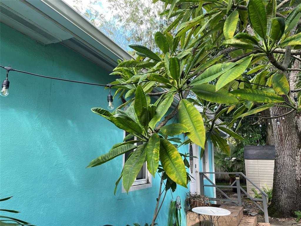 1602 Ne 1st Ave - Photo 6 of 14