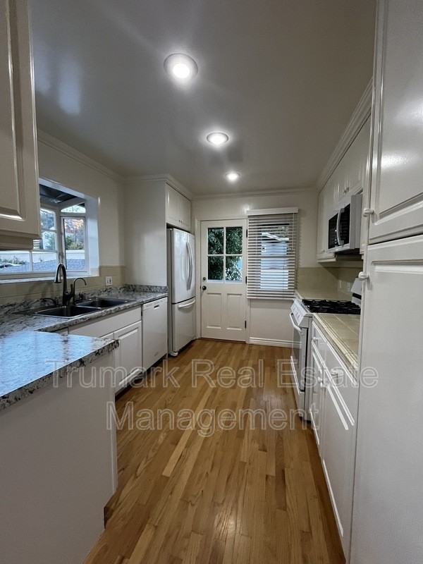 4508 Rockland Pl - Photo 5 of 18