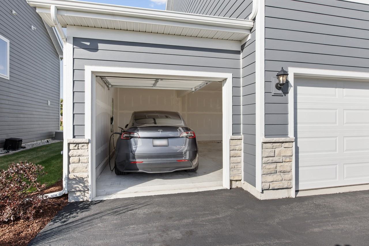 7882 West 105th Place - Photo 2 of 24