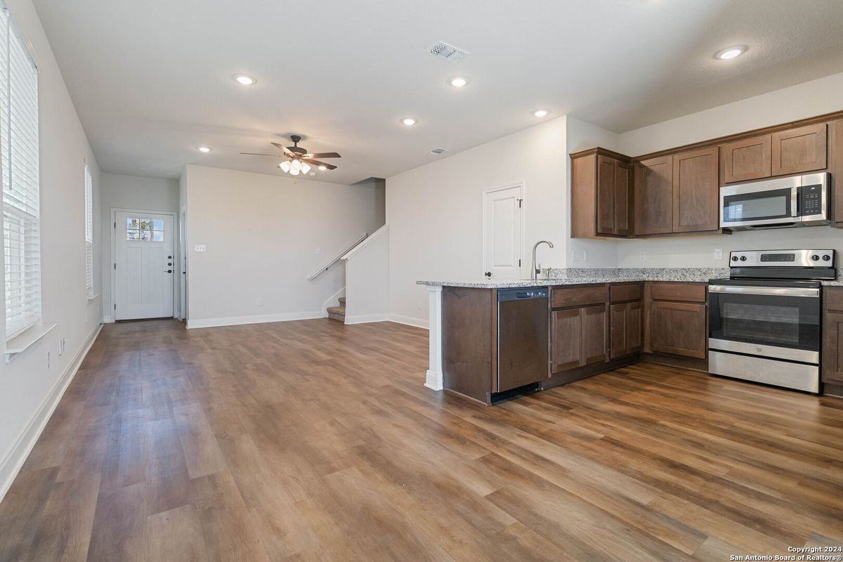 13822 Enzo Gate ##102 - Photo 4 of 14