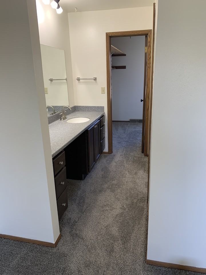 909 909 911 Hancock Court - Photo 2 of 14