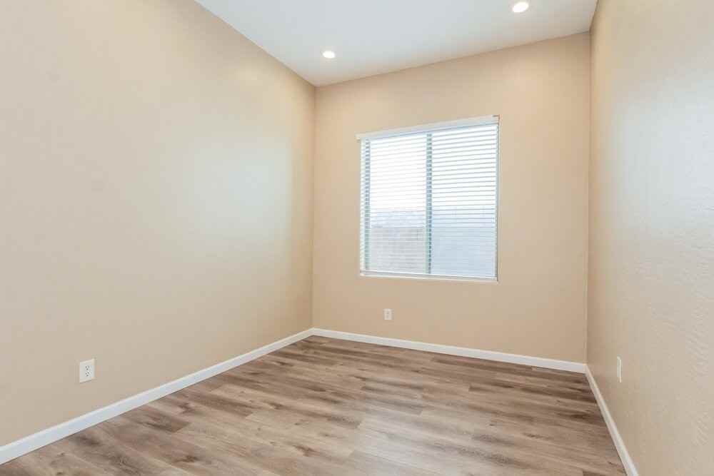 5037 W Nancy Ln - Photo 5 of 16