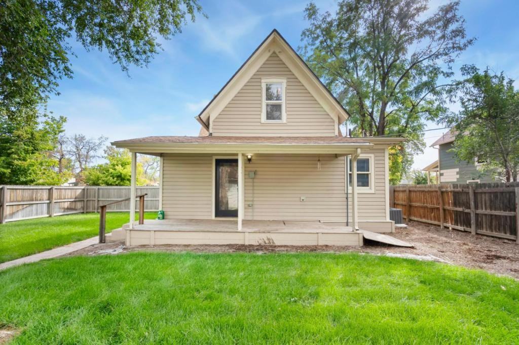 1403 8th St - Photo 3 of 22