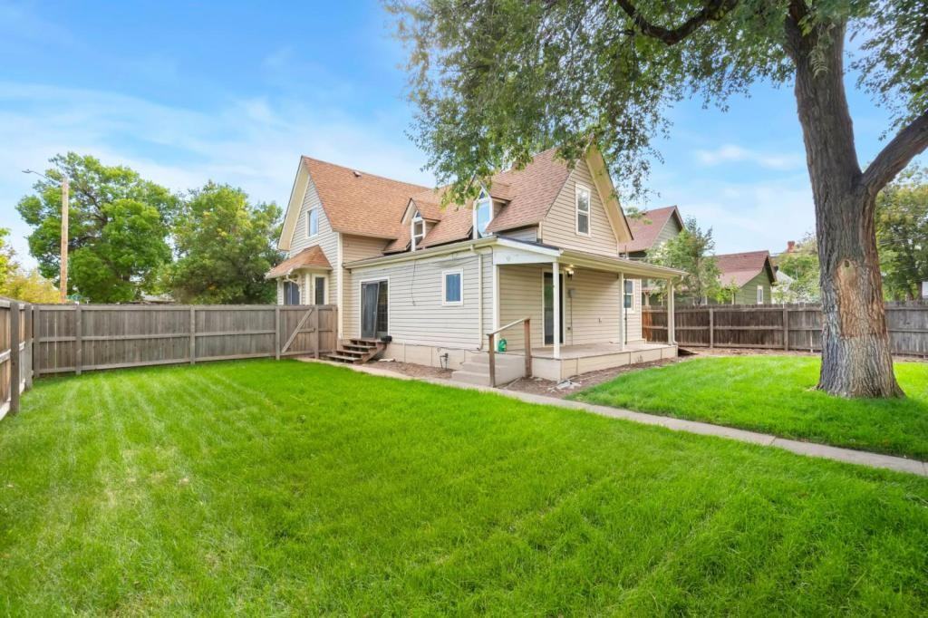 1403 8th St - Photo 4 of 22