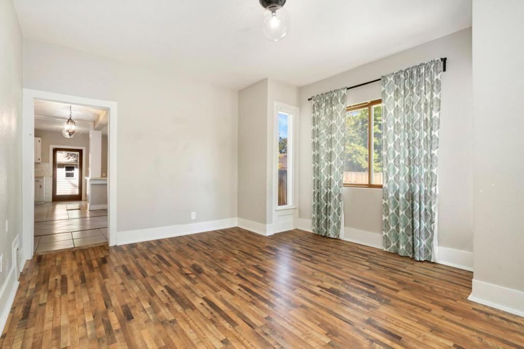 1403 8th St - Photo 7 of 22